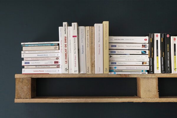 Étagère et livres de poche